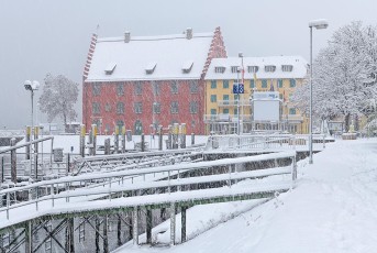 Meersburg 1915-2021, Seehof und Gredhaus am Hafen im Schneetreib