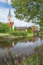 Eriskirch 0020-2010, Dorfkirche und historische Holzbrücke