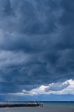 Langenargen 0781-2022, Regenwolken über dem Hafen